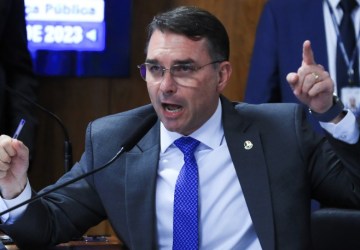 Flávio Bolsonaro aciona TCU contra Lula por uso inadequado da rede nacional de rádio e TV