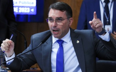 Flávio Bolsonaro aciona TCU contra Lula por uso inadequado da rede nacional de rádio e TV